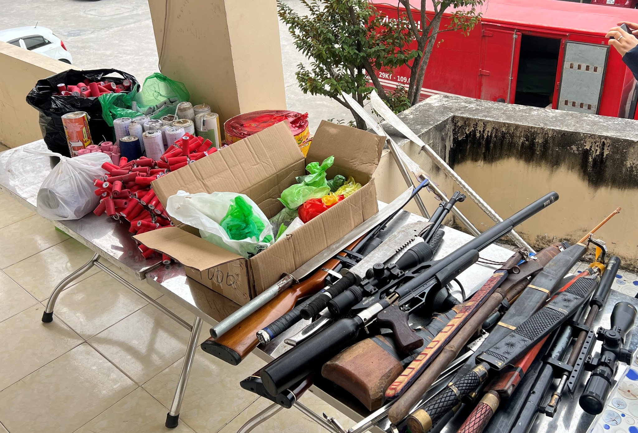 Công an huyện Vĩnh Bảo: Thu hồi 1 lựu đạn, 11 súng, 63 vũ khí thô sơ